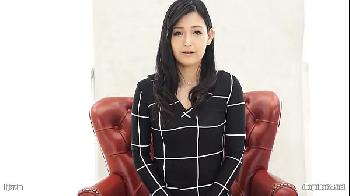 夫とはすでにセックスレスな美人すぎる人妻と性の交わり！素人顔射デビュー作のアダルト動画