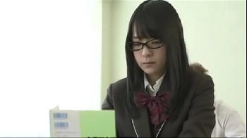 一見清楚系に見えて体を交えると豹変するメガネ女子校生！痴女フェラあべみかこのアダルト動画