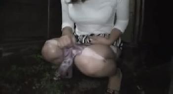 淫乱巨乳人妻を露出調教している経過を記録しています！縁側オナニーで本物チンポ欲しがる！痴女...