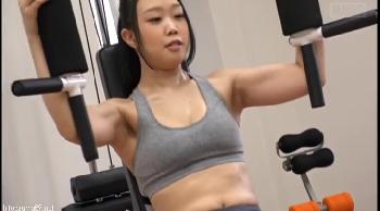 ロッカー室で着替えをしていたら襲われてしまった巨乳トレーニー！レイプ露出のアダルト動画