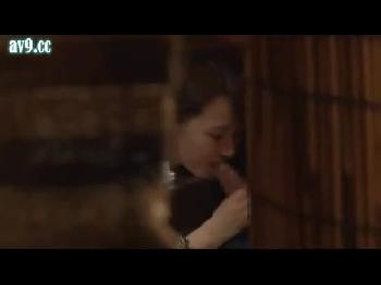 個室居酒屋で彼女とエッチしているのを見つけて盗撮開始！素人お姉さんのアダルト動画