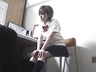 大学進学の為に担任チンポにご奉仕で内申点かせぐ女子校生達！フェラ手コキのアダルト動画