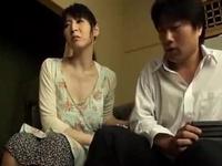 友達の家でAV鑑賞中に入ってきてしまったお母さんが発情レイプされてしまう！巨乳人妻熟女中出しのアダルト動画