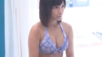 ビーチでナンパされた巨乳娘が無許可中出しに呆然…！素人のアダルト動画