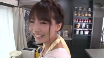 料理中に彼氏のチンポをフェラ抜きしちゃう激カワ彼女！巨乳美少女三上悠亜のアダルト動画