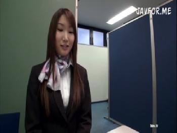 黒パンスト制服の素人受付嬢をインタビューしながらセックスに持ち込む！美少女お姉さんOLフェライラマチオのアダルト動画