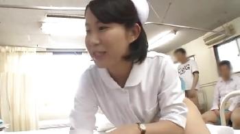 患者の世話をしていたナースが自分から欲しがり騎乗位中出し！人妻看護婦のアダルト動画