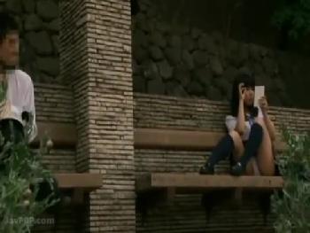 痴女JKが公園のベンチでリーマンをパンチラ誘惑→手コキ開始！！女子校生美少女ぶっかけ露出のアダルト動画