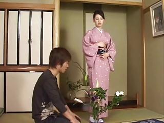 華道の人妻先生が男子生徒に半ばレイプ状態でハメ倒され顔射！ぶっかけのアダルト動画