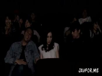 映画館で隣に座った巨乳人妻を襲ってみたら欲求不満だったらしくそのまま最後まで！お姉さん痴女のアダルト動画