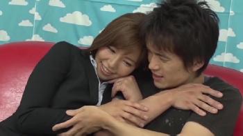 中出しも容認する巨乳の人妻OLがおっぱいを使って童貞君誘惑！お姉さんのアダルト動画