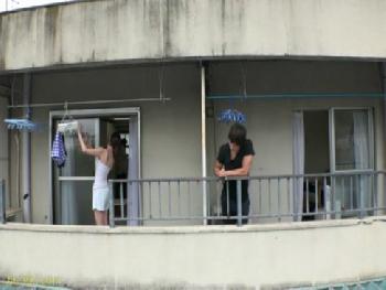 隣の男をベランダで誘惑してハメに持ち込む変態美人妻！巨乳お姉さんのアダルト動画