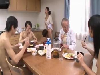 恥とか理性とかぶっ飛んで下品極まりない中出しセックスが日常と化したエロ家族！巨乳お姉さん痴女フェラ露出のアダルト動画