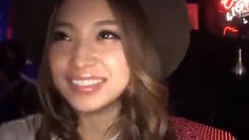 バーで働くエロギャルを店内でハメちゃったどころか中出し！巨乳ナンパのアダルト動画