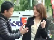 人妻がナンパ師の肉棒で鬼ピスされマン汁吹き出しながら絶頂！素人のアダルト動画