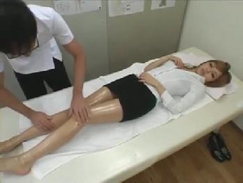 媚薬オイルで欲情させられチンポ挿入されちゃう茶髪ギャルの素人OL！痴女顔射盗撮マッサージの...