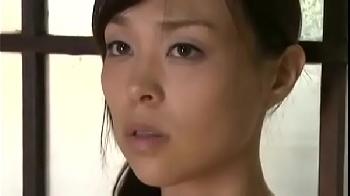 以前から狙っていた知人妻を後ろから襲って中出しレイプ！巨乳露出のアダルト動画