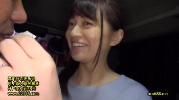 街を歩いていた素人妻を巧みに口説いて車内連行→速攻でフェラさせちゃう！巨乳お姉さん手コキのアダルト動画