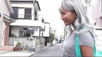 友人のギャル母にチンポ弄られて射精！巨乳童貞中出しフェラのアダルト動画