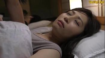 旦那が横にいるのに彼の部下と不倫を繰り広げるビッチ妻！巨乳人妻中出しのアダルト動画