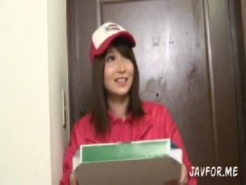 ピザの宅配ギャルに勃起チンコ見せたらセックスできた！美少女お姉さん痴女のアダルト動画