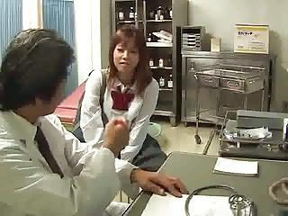 JKが産婦人科の医師に自らの体を売り治療費を支払う！素人女子校生中出しフェラ盗撮のアダルト動画