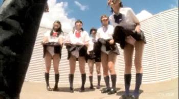 淫乱JKたちがM男に集団痴女！女子校生乱交のアダルト動画