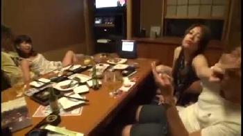 素人の美人妻がナンパ男に口説かれて思わず浮気ピスハメ！巨乳お姉さん中出しパイズリ乱交のアダルト動画