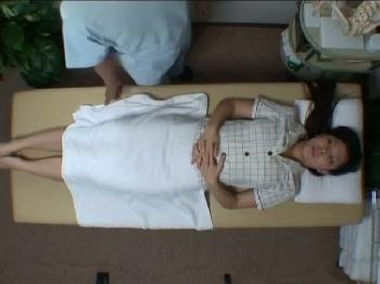 歌舞伎町のマッサージ師が巨乳OLを騙して勝手に挿入！のアダルト動画