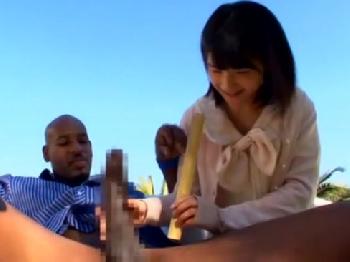 美少女マンコを貫く黒人チンポ！！露出のアダルト動画