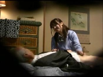 狸ジジイのの口車に乗せられ生ハメOKしちゃう美人介護師！巨乳お姉さん盗撮のアダルト動画