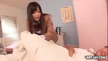 小悪魔に痴女ってくるJKが同級生チンポを自ら挿入！！女子校生美少女パイパン中出しのアダルト動画