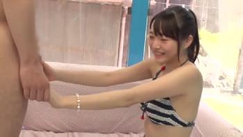 MM号で笑顔で筆おろししてあげちゃう天使な水着少女！巨乳素人美少女童貞ナンパのアダルト動画