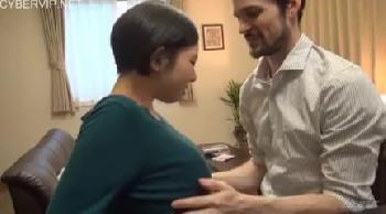 留学生の巨根にあっさりパコ許した痴女人妻！熟女のアダルト動画