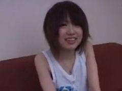 童顔で華奢な美少女を容赦無く激ピストンしまくる！！のアダルト動画