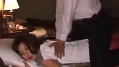 肩こりが酷い巨乳妻がホテルのマッサージサービスを呼んだら施術師の男にパコられる！人妻中出しのアダルト動画