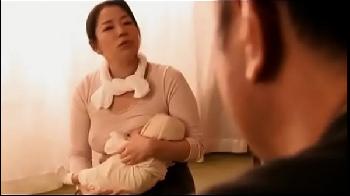 乳首が服の上からでもわかるほど勃起しているポッチャリ人妻！巨乳のアダルト動画