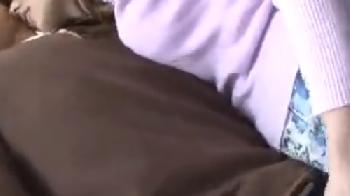 男に体を擦り寄せて密着しチンポを触り始めた人妻が他人を気にせずパコっちゃう！巨乳痴女波多野由衣の無料AV動画