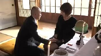 未亡人となってしまった巨乳妻が悲しみの中で夫の上司から犯されてしまう！人妻レイプの無料AV動画