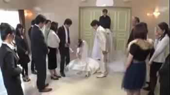 結婚式というすばらしい1日になるはずだったのに式場で公開近親相姦が始まる！巨乳お姉さん乱交の無料AV動画