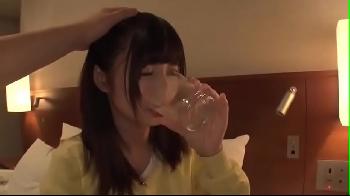 ホテルの部屋で素人娘に酒を呑ませて泥酔状態で調教中出しセックス！美少女ハメ撮りの無料AV動画