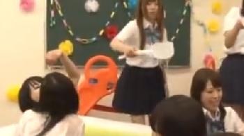痴女ギャルJK軍団が文化祭でとんでもない企画を実行してしまう！女子校生乱交の無料AV動画
