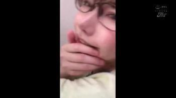 妻の妹にバイブ装着させ外を歩かせる→帰ってきて更なるおまんこ調教！痴女メガネ深田えいみのアダルト動画