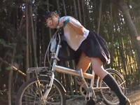 自転車のサドルでオナニーしてたパイパンJKが男に見つかり犯される！美少女ぶっかけレイプ女子...