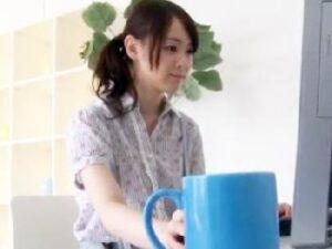 起きたばかりなのに情熱的にパコりまくるラブラブカップル！巨乳美少女痴女のアダルト動画