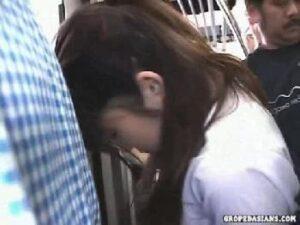 通勤電車でロリJKに襲いかかる鬼畜ぶっかけイラマ痴漢軍団の魔の手！フェラ美少女顔射女子校生乱交イラマチオのアダルト動画