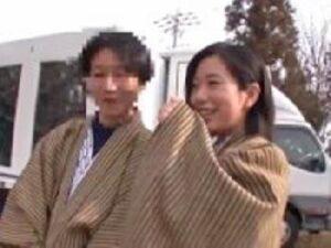 温泉地を浴衣で歩くやつなんて見たことないけどとりあえずMM号でNTR！巨乳素人人妻ナンパのアダルト動画