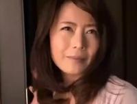 友達のお母さんに肉棒をぶち込む！！人妻ぶっかけ熟女のアダルト動画