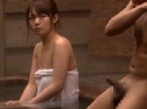 ギンギンチンポを見せつけてくるオジサンと我慢できずにハメてしまった人妻！巨乳素人盗撮露出のアダルト動画