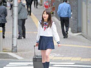 叔父さんの家に訪れた可愛い女子校生は叔父家族の餌食になるのでした！中出し近親相姦鈴木心葉のアダルト動画